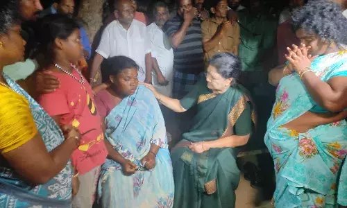 தஞ்சை: தேர் விபத்தில் இறந்தவர்களின் குடும்பத்தினருக்கு சசிகலா  ஆறுதல்