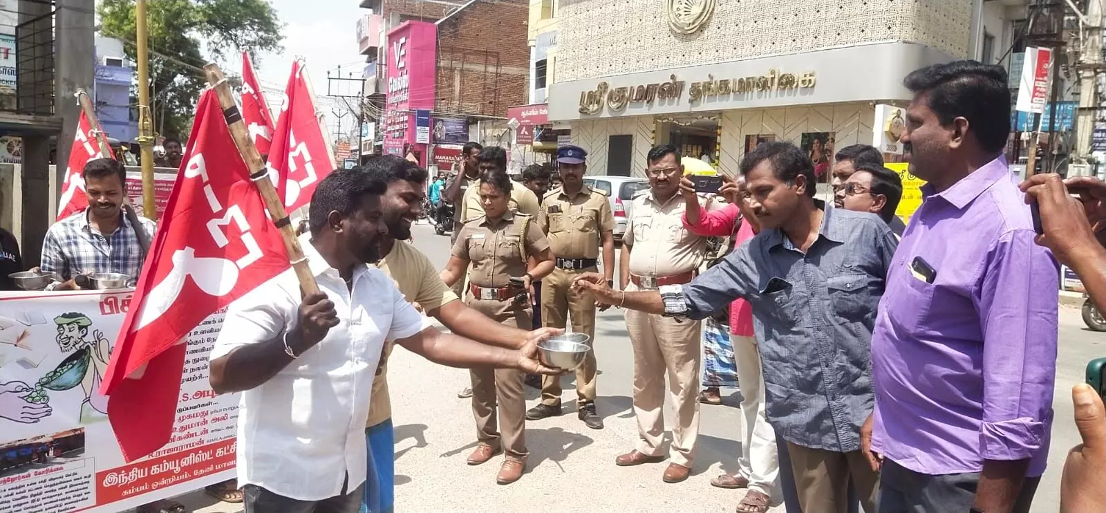 கம்பம் தனியார் பள்ளி முன் கம்யூனிஸ்டு கட்சி பிச்சை எடுக்கும் போராட்டம் கம்பம் தனியார் பள்ளி முன் கம்யூனிஸ்டு கட்சி பிச்சை எடுக்கும் போராட்டம்