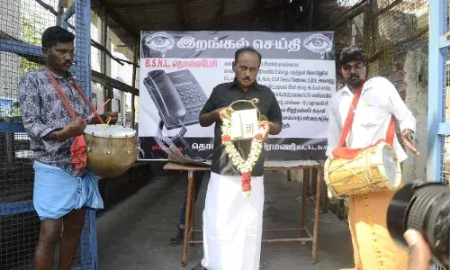 செயலிழந்த பி.எஸ்.என்.எல்.  தொலைபேசிக்கு இறுதி சடங்கு நடத்தி போராட்டம்