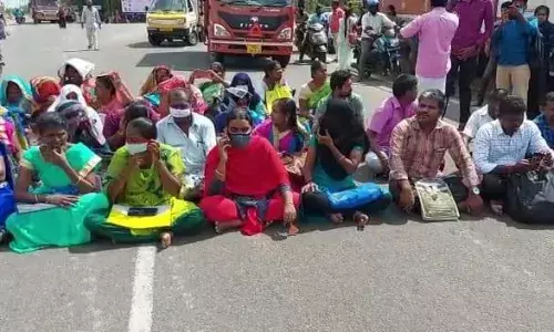 கால்நடை உதவியாளர் பணி நேர்காணல் ஒத்திவைப்பு:தகவல்அறியாமல் வந்தவர்கள் சாலைமறியல்