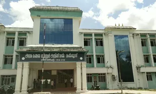 மயிலாடுதுறை அருகே அரசு கல்லூரியில் 4 மின்விசிறிகள் திருட்டு
