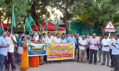 8 அம்ச கோரிக்கைகளை வலியுறுத்தி  எருமப்பட்டியில் ஆசிரியர்கள் ஆர்ப்பாட்டம்