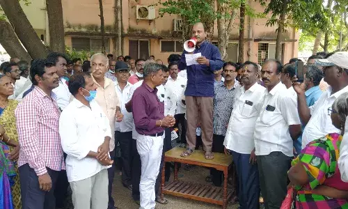 சஸ்பெண்ட் ஆணையை ரத்து செய்ய கோரி கூட்டுறவு துறை பணியாளர்கள் ஆர்ப்பாட்டம் சஸ்பெண்ட் ஆணையை ரத்து செய்ய கோரி கூட்டுறவு துறை பணியாளர்கள் ஆர்ப்பாட்டம்