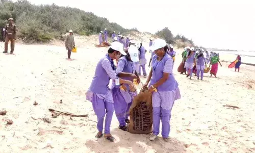 குமரி கடற்கரையை தூய்மைப்படுத்திய கல்லூரி மாணவர்கள்