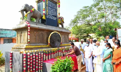 சிவகங்கை சங்கப் புலவர் தூணுக்கு மாவட்ட ஆட்சியர் மரியாதை