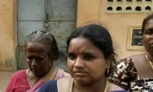 ரேஷன் கடையை பூட்டி சீல் வைத்த குள்ளப்பகவுண்டன்பட்டி தலைவர் ரேஷன் கடையை பூட்டி சீல் வைத்த குள்ளப்பகவுண்டன்பட்டி தலைவர்