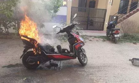 ஓசூரில் திடீரென தீப்பற்றிய எலக்ட்ரிக் பைக்: குழந்தையுடன் தப்பித்த ஓட்டுநர்