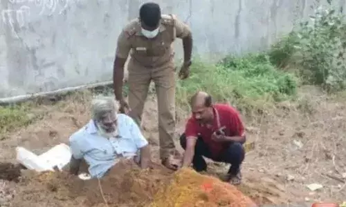 செங்கம் அருகே சவக்குழியில் படுத்த விவசாயி- தொடரும் நூதன போராட்டம்