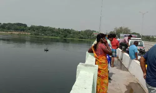 பள்ளிபாளையம் காவிரி ஆற்றில் குதித்து பெண் தற்கொலை முயற்சி