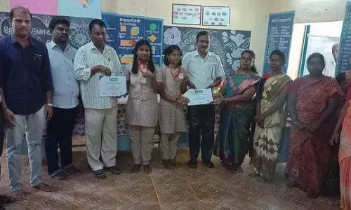 கட்டுரை போட்டியில் சிறப்பிடம்: நடுநிலைப்பள்ளி மாணவிகளுக்கு பாராட்டு கட்டுரை போட்டியில் சிறப்பிடம்: நடுநிலைப்பள்ளி மாணவிகளுக்கு பாராட்டு