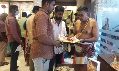 அட்சய திரிதியை: வாடிக்கையாளர்களுக்கு பகவத்கீதை புத்தகம் வழங்கிய நிர்வாகம்