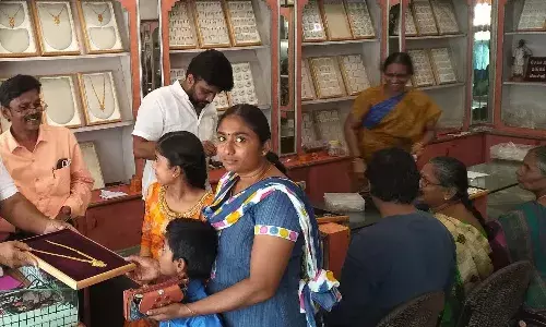 அட்சய திருதியையொட்டி ஆர்வத்துடன் நகை வாங்கிய பொதுமக்கள் அட்சய திருதியையொட்டி ஆர்வத்துடன் நகை வாங்கிய பொதுமக்கள்