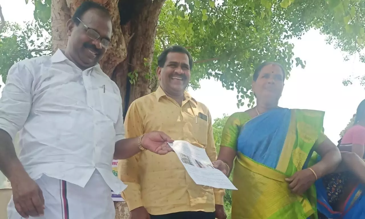 தென்னையில் சாறு வடிதல் நோயை கட்டுப்படுத்த மதுக்கூர் வேளாண் அதிகாரிகள் அறிவுறுத்தல் தென்னையில் சாறு வடிதல் நோயை கட்டுப்படுத்த மதுக்கூர் வேளாண் அதிகாரிகள் அறிவுறுத்தல்