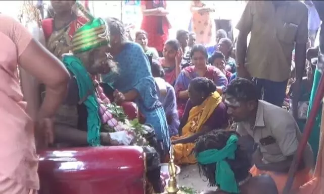 மதுரையில் எலியன் சித்தர் மரணம்: பக்தர்கள் வேதனை மதுரையில் எலியன் சித்தர் மரணம்: பக்தர்கள் வேதனை