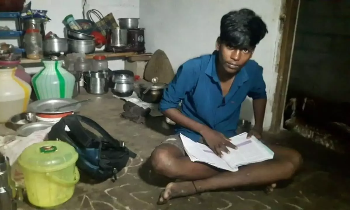 மதுரை அருகே மின்சாரம் அடிக்கடி துண்டிப்பு: தேர்வு எழுதும் மாணவர்கள் அவதி மதுரை அருகே மின்சாரம் அடிக்கடி துண்டிப்பு: தேர்வு எழுதும் மாணவர்கள் அவதி