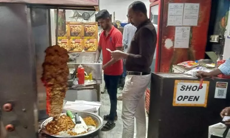 மதுரையில் உணவகங்களில் உணவு பாதுகாப்புத் துறை அதிகாரிகள் ஆய்வு மதுரையில் உணவகங்களில் உணவு பாதுகாப்புத் துறை அதிகாரிகள் ஆய்வு