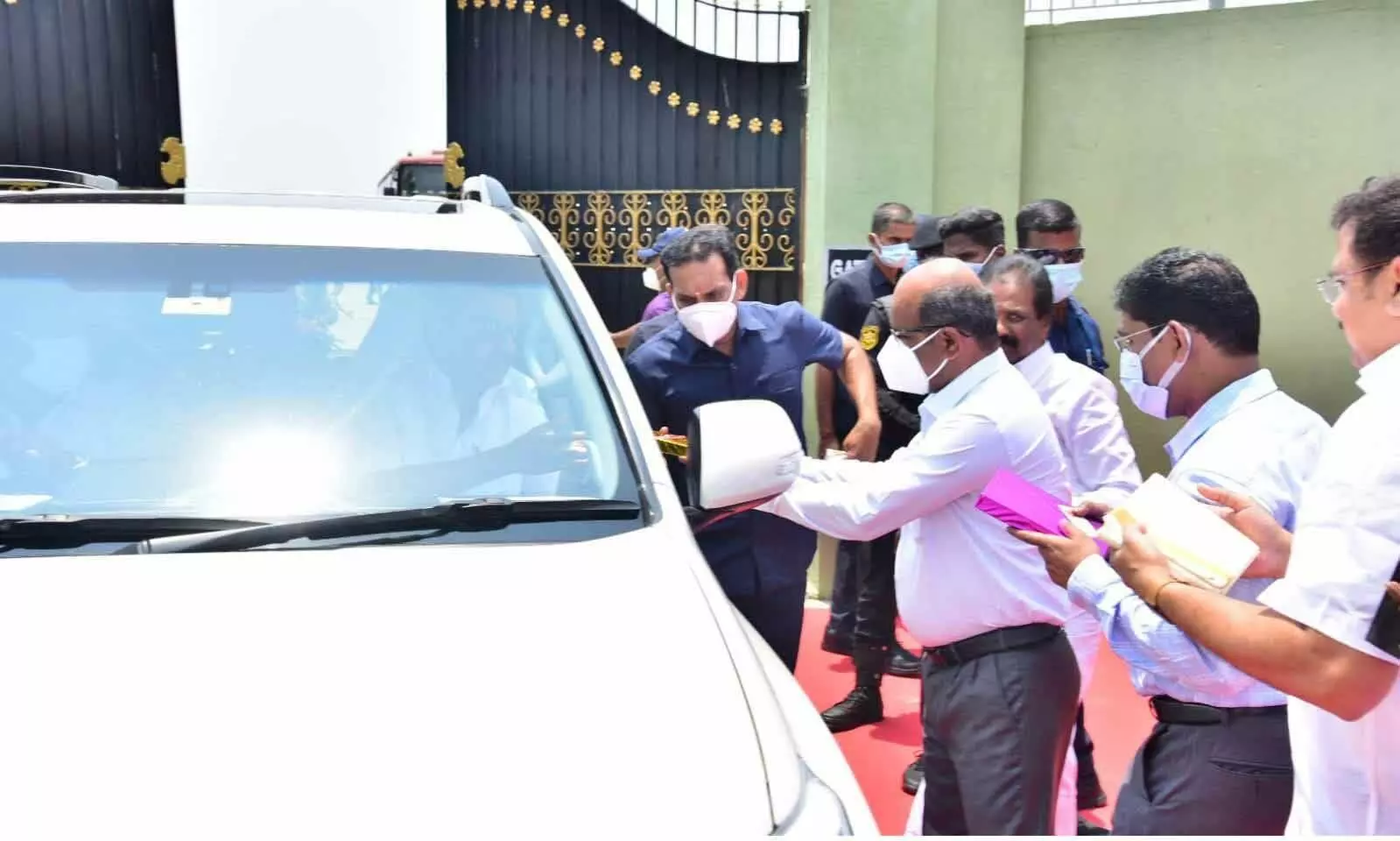 மு.க. ஸ்டாலினுக்கு திருச்சி விமான நிலையத்தில் கலெக்டர் சிவராசு வரவேற்பு மு.க. ஸ்டாலினுக்கு திருச்சி விமான நிலையத்தில் கலெக்டர் சிவராசு வரவேற்பு