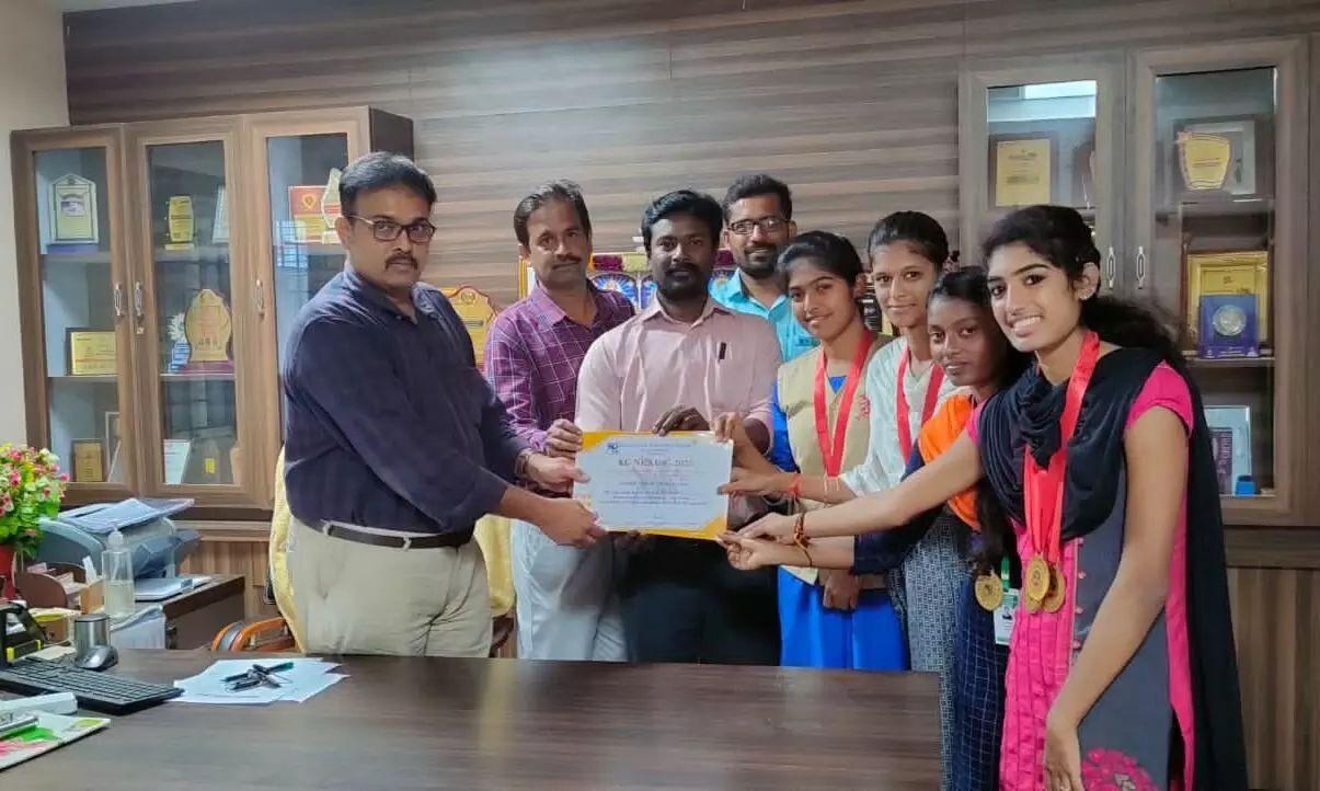 தேசிய அளவிலான விளையாட்டு போட்டியில் குமாரபாளையம் கல்லூரி மாணவி முதலிடம் தேசிய அளவிலான விளையாட்டு போட்டியில் குமாரபாளையம் கல்லூரி மாணவி முதலிடம்