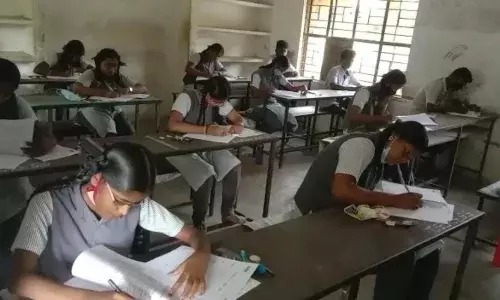 தஞ்சையில் தேர்வு மையத்தில் மின்வெட்டு: மாணவர்கள் அவதி தஞ்சையில் தேர்வு மையத்தில் மின்வெட்டு: மாணவர்கள் அவதி