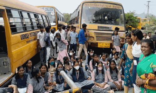 பள்ளி நேரங்களில் கூடுதல் பேருந்துகள் இயக்கக்கோரி மாணவர்கள் மறியல் பள்ளி நேரங்களில் கூடுதல் பேருந்துகள் இயக்கக்கோரி மாணவர்கள் மறியல்