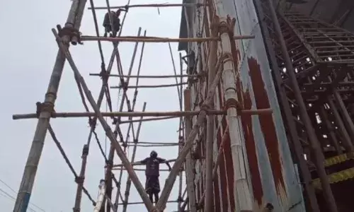அந்தியூரில் தேரை சுற்றி அமைக்கப்பட்ட கொட்டகை சூறைக் காற்றால் சேதம்