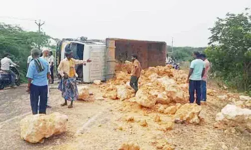 அரியலூர்: சுண்ணாம்புக்கல் ஏற்றிச்சென்ற லாரி சாலையில் கவிழ்ந்தது அரியலூர்: சுண்ணாம்புக்கல் ஏற்றிச்சென்ற லாரி சாலையில் கவிழ்ந்தது