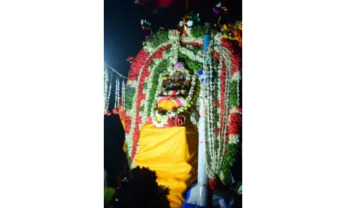 உலகநாதபுரம் முத்துமாரியம்மன் கோவில் தேரோட்டம்: திரளான பக்தர்கள் சாமி தரிசனம்