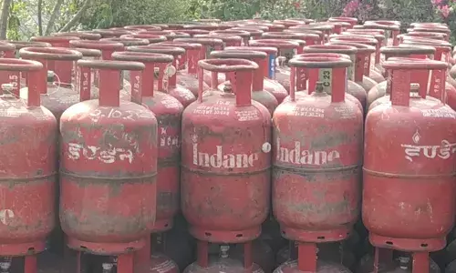வீட்டு உபயோக சிலிண்டர் விலை உயர்வு: இல்லத்தரசிகள் கடும் அதிர்ச்சி