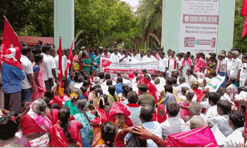 பட்டா வழங்க கோரி மார்க்சிஸ்ட் கட்சி சார்பில் மனு கொடுக்கும் போராட்டம்