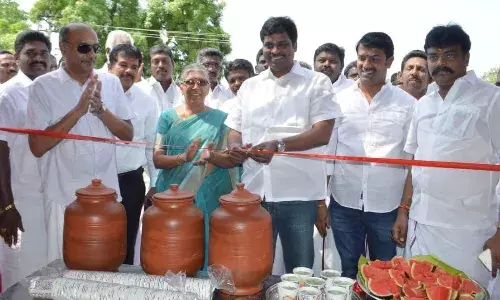 தமிழக முதல்வர் பதவியேற்று ஓராண்டு சாதனை: மேலச்செவலில் இனிப்பு வழங்கி கொண்டாட்டம்