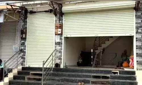 எருமப்பட்டி அருகே சுவரில் துளையிட்டு அடகு கடையில் நகை, பணம் கொள்ளை