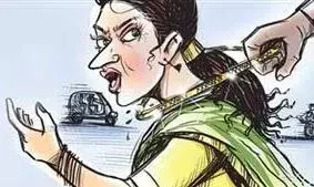 நடந்து சென்ற பெண்ணிடம் தங்கச் சங்கிலி பறிப்பு: மர்ம நபர்களுக்கு போலீஸ் வலைவீச்சு