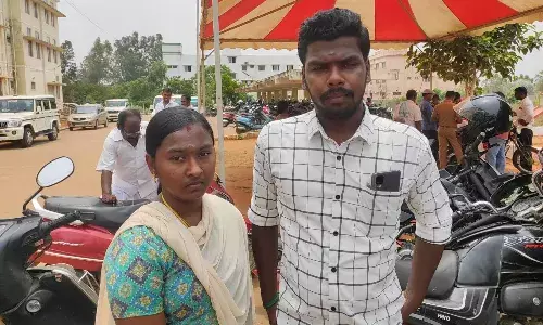 தஞ்சை எஸ்பி அலுவலகத்தில் பாதுகாப்பு கேட்டு காதல் ஜோடி தஞ்சம் தஞ்சை எஸ்பி அலுவலகத்தில் பாதுகாப்பு கேட்டு காதல் ஜோடி தஞ்சம்