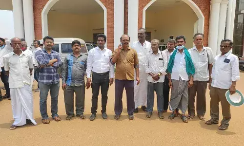தமிழக அரசின் பெயர்ப் பலகையை அகற்றிய  சாஸ்த்ரா பல்கலைகழகத்தினர் தமிழக அரசின் பெயர்ப் பலகையை அகற்றிய  சாஸ்த்ரா பல்கலைகழகத்தினர்