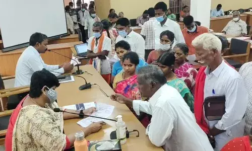 டாஸ்மாக் கடையை இடமாற்றம் செய்ய வலியுறுத்தி கலெக்டரிடம் பொதுமக்கள் மனு