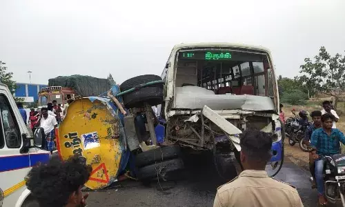 தேசிய நெடுஞ்சாலையில் செடிகளுக்கு தண்ணீர் ஊற்றிய    டிராக்டர் மீது பேருந்து மோதல் தேசிய நெடுஞ்சாலையில் செடிகளுக்கு தண்ணீர் ஊற்றிய    டிராக்டர் மீது பேருந்து மோதல்