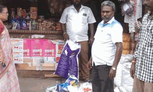 ஆரணி கடைவீதியில் சோதனை: 50 கிலோ பிளாஸ்டிக் பொருட்கள் பறிமுதல்