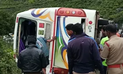 கோத்தகிரி நெடுஞ்சாலையில் சுற்றுலா வேன் கவிழ்ந்து விபத்து கோத்தகிரி நெடுஞ்சாலையில் சுற்றுலா வேன் கவிழ்ந்து விபத்து