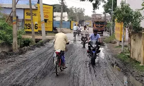 கால்வாய் கழிவை ரோட்டில் கொட்டியதால் சுற்றுலா பயணிகள் முகம்‌ சுளிப்பு