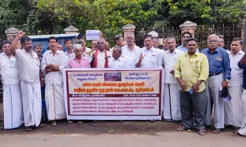கும்பகோணத்தில் பட்டு ஜவுளி உற்பத்தியாளர்கள் கடையடைப்பு-ஆர்ப்பாட்டம் கும்பகோணத்தில் பட்டு ஜவுளி உற்பத்தியாளர்கள் கடையடைப்பு-ஆர்ப்பாட்டம்