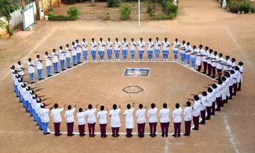 செவிலியர் தினத்தையொட்டி உறுதிமொழி எடுத்து கொண்டாடிய செவிலியர்கள்