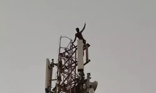 வந்தவாசி அருகே செல்போன் டவரில் ஏறி அரசு பேருந்து ஓட்டுனர் தற்கொலை மிரட்டல்