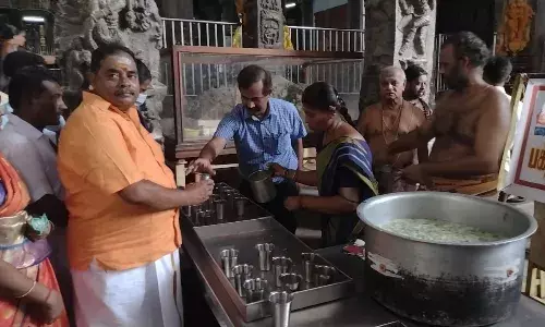 திருப்பரங்குன்றம் முருகன் கோயிலில் நீர்மோர் பந்தல் திருப்பரங்குன்றம் முருகன் கோயிலில் நீர்மோர் பந்தல்