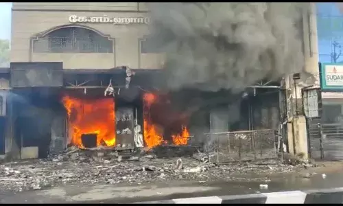 சென்னை ஆதம்பாக்கம் ஹார்டுவேர்ஸ் கடையில் இன்று திடீர்  தீ விபத்து சென்னை ஆதம்பாக்கம் ஹார்டுவேர்ஸ் கடையில் இன்று திடீர்  தீ விபத்து