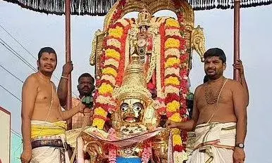 மேக்களூர்: தங்க கருட வாகனத்தில் வீதிஉலா வந்த ஸ்ரீ வரதராஜ பெருமாள்