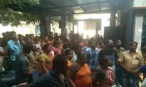 அவனியாபுரம் மாநகராட்சியில் துப்புரவு பணியாளர்கள் முற்றுகை போராட்டம் அவனியாபுரம் மாநகராட்சியில் துப்புரவு பணியாளர்கள் முற்றுகை போராட்டம்