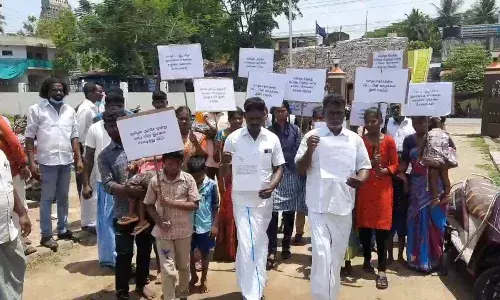 மயிலாடுதுறை கலெக்டர் அலுவலகம் முன் மீனவர்கள் குடும்பத்துடன் தர்ணா மயிலாடுதுறை கலெக்டர் அலுவலகம் முன் மீனவர்கள் குடும்பத்துடன் தர்ணா