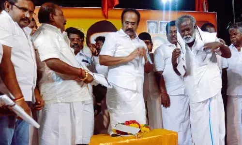 காரியாபட்டியில் மாற்றுக்கட்சியினர் 100 பேர் திமுகவில் இணைவு காரியாபட்டியில் மாற்றுக்கட்சியினர் 100 பேர் திமுகவில் இணைவு