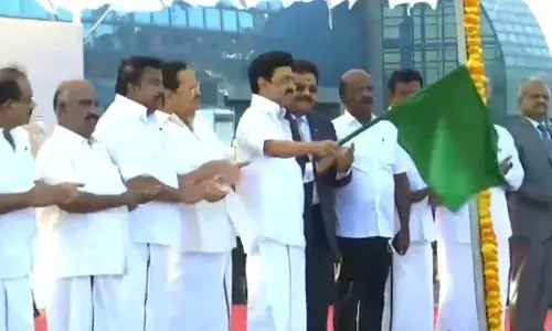 கப்பலில் இலங்கைக்கு நிவாரணப்பொருள்: கொடியசைத்து அனுப்பினார் ஸ்டாலின்