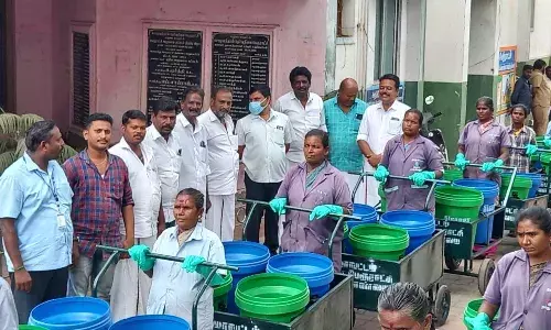சோழவந்தான் பேரூராட்சியில் தூய்மை பணியாளர்களுக்கு உபகரணங்கள் வழங்கும் விழா சோழவந்தான் பேரூராட்சியில் தூய்மை பணியாளர்களுக்கு உபகரணங்கள் வழங்கும் விழா